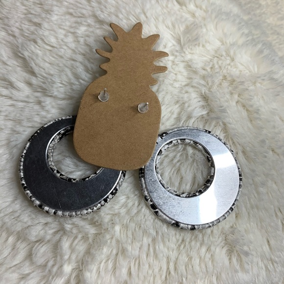 🧸5/$25 White snakeskin print post earrings - Picture 2 of 2